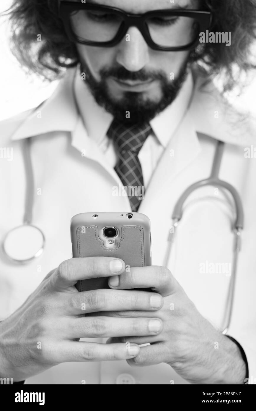 In der Nähe von schöner Mann Arzt über Handy mit Fokus auf Telefon Stockfoto
