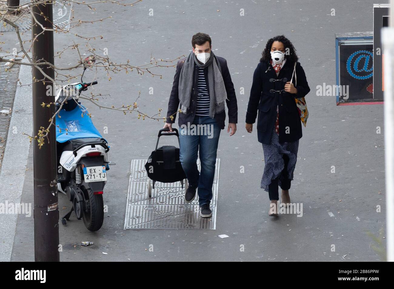 Paris, Frankreich. März 2020. (INT) das tägliche Leben in Paris während der Einschließung zum Kampf gegen Covid-19. 20. März 2020, Paris, Frankreich: Die Menschen sind auf den Straßen knapp und immer mehr Masken werden von den Pariser benutzt. Einige ermutigen die wunderbare Arbeit der Krankenhausmitarbeiter, indem sie täglich um 20 Uhr Nachrichten und Applaus aus den Fenstern Posten, Credit:Eric Bromme/Thenews2 Credit: Eric Bromme/TheNEWS2/ZUMA Wire/Alamy Live News Stockfoto