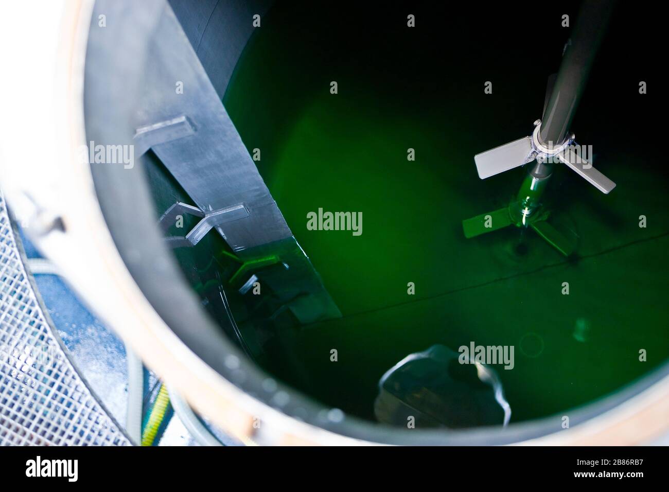 Reinigen Sie das Produkt in einen großen Aluminiumbehälter, der in Flaschen abgefüllt werden kann Stockfoto