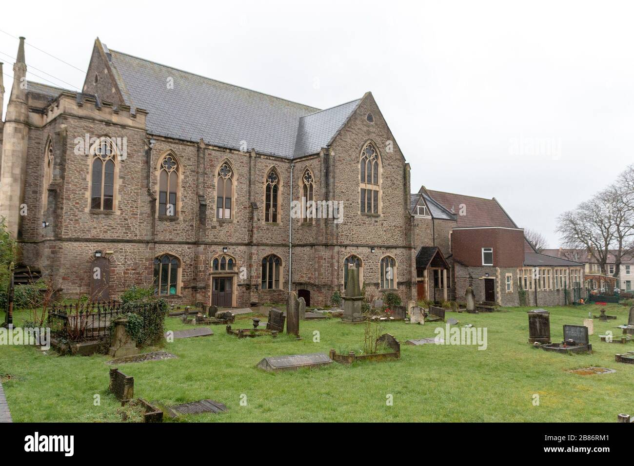 Eine schöne alte Kirche mitten in Bristol England mit einem Grabhof an einem übergiebelten Tag Stockfoto