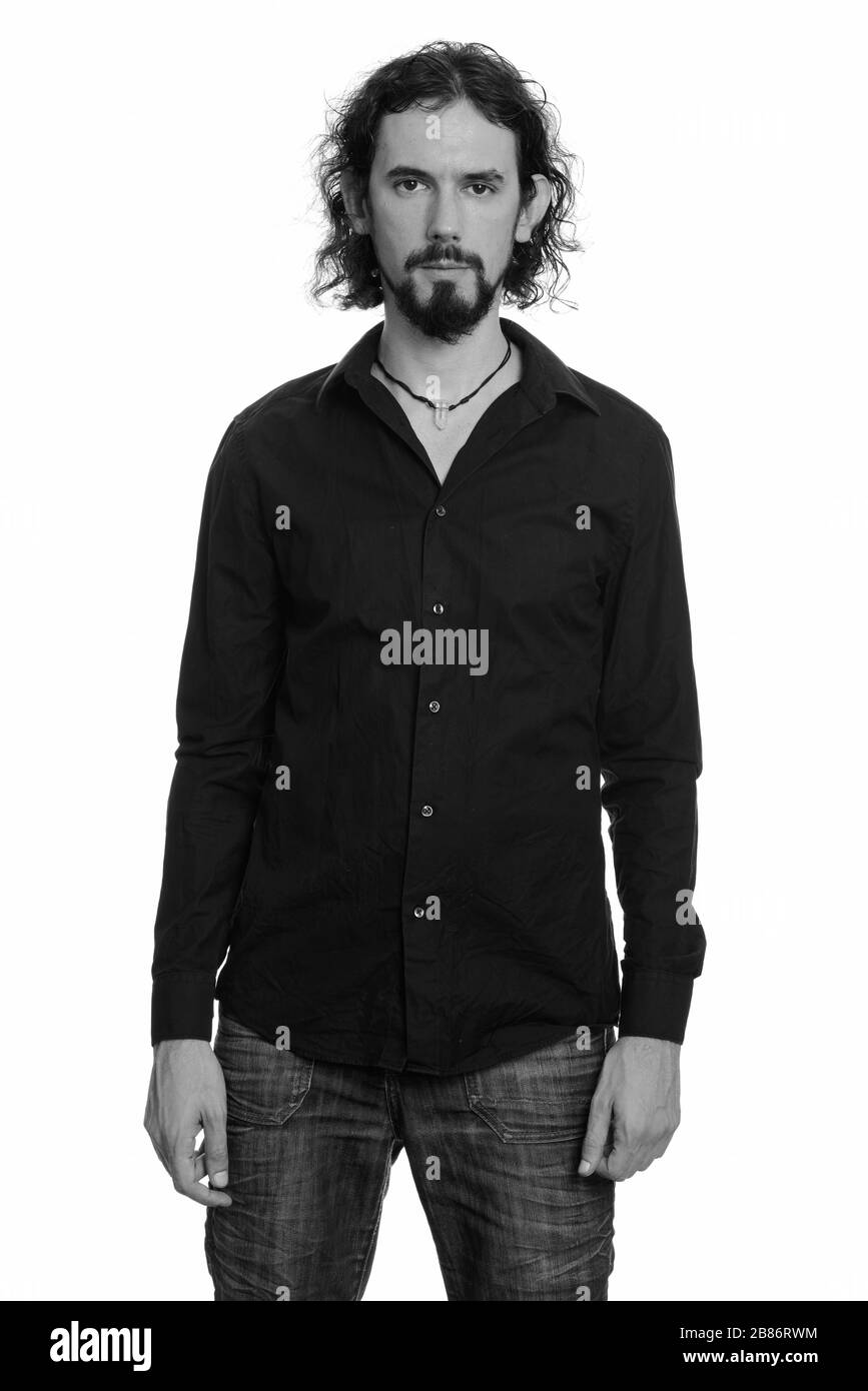 Porträt eines hübschen bärtigen Geschäftsmannes mit geschweiften Haaren Stockfoto