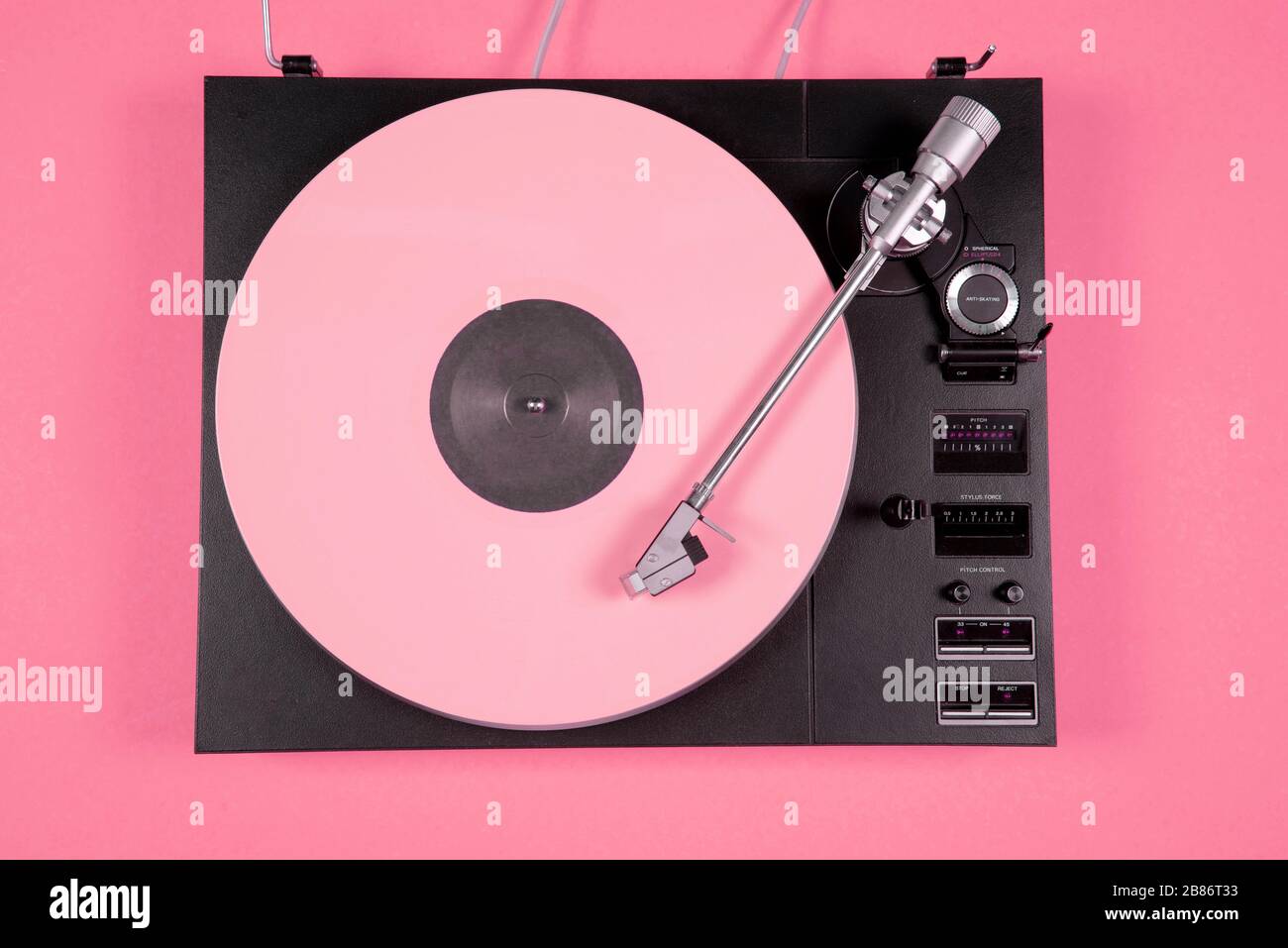 Farbige Vinyl-Schallplatte auf pinkfarbenem Hintergrund mit Kopierbereich. Stockfoto