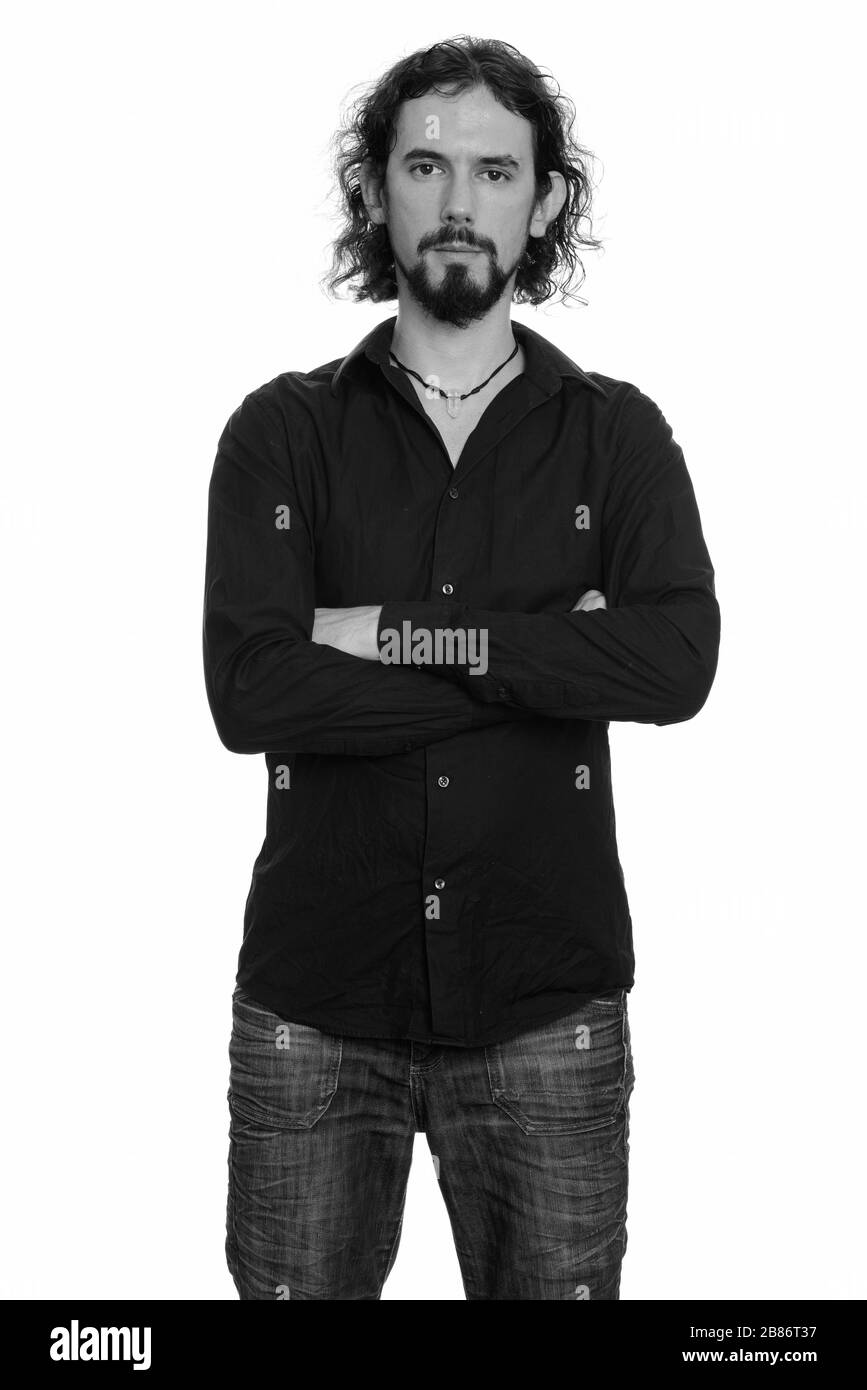 Porträt eines hübschen bärtigen Geschäftsmannes mit gekreuzten Armen Stockfoto