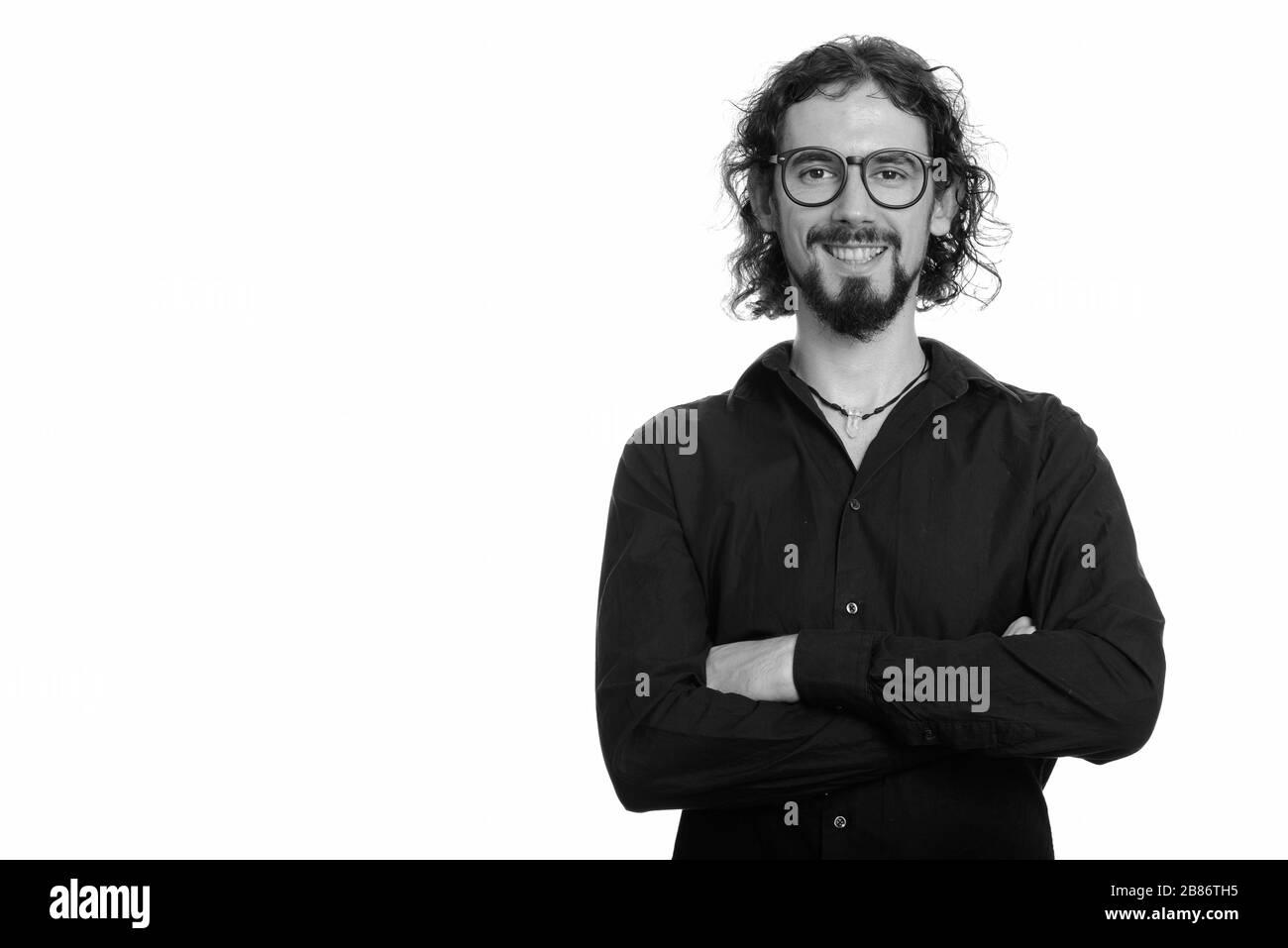 Porträt eines fröhlichen, stattlichen bärtigen Geschäftsmannes mit Brillen lächelnd Stockfoto