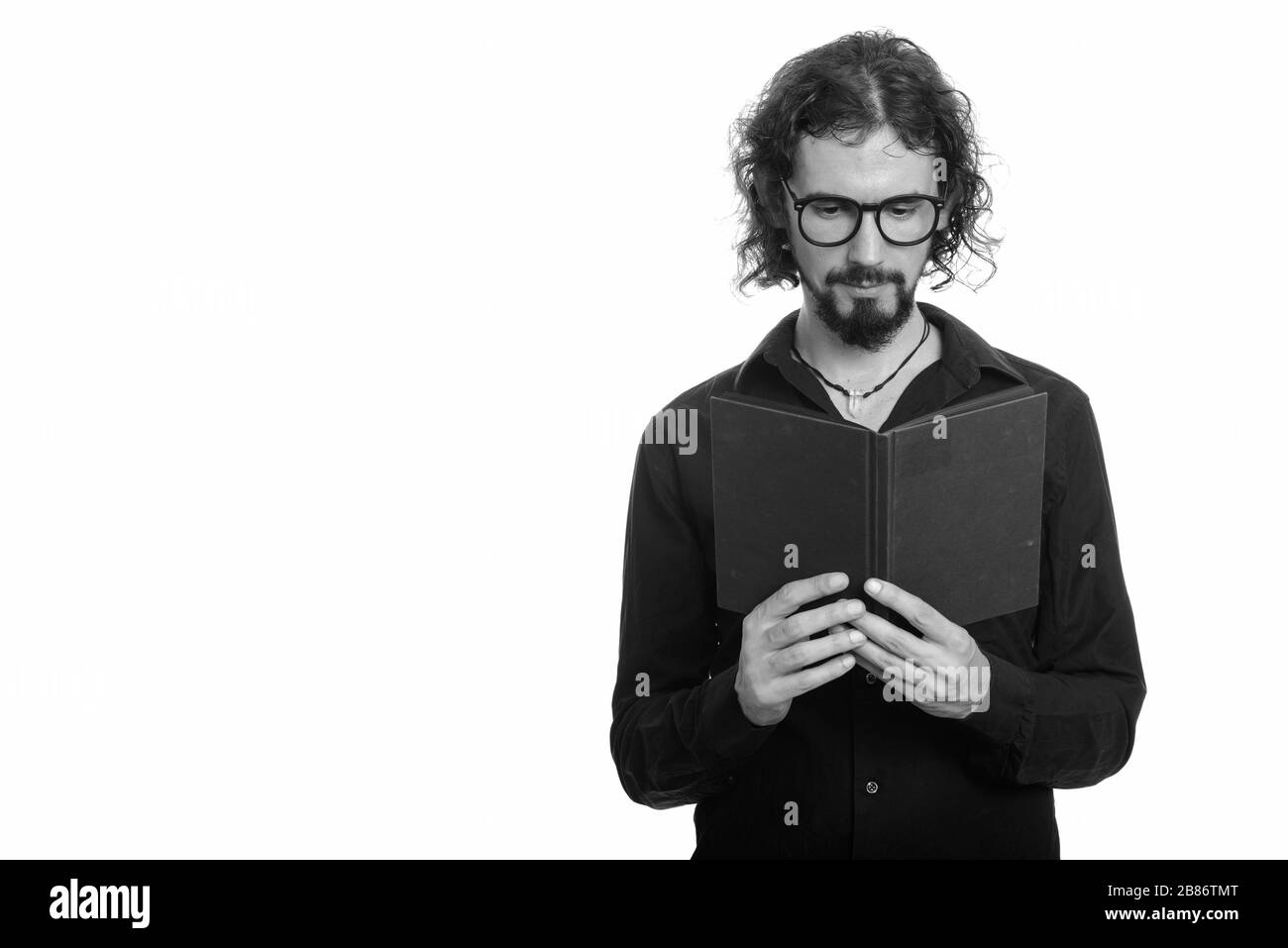Porträt eines hübschen bärtigen Geschäftsmannes mit Brillenlesebuch Stockfoto