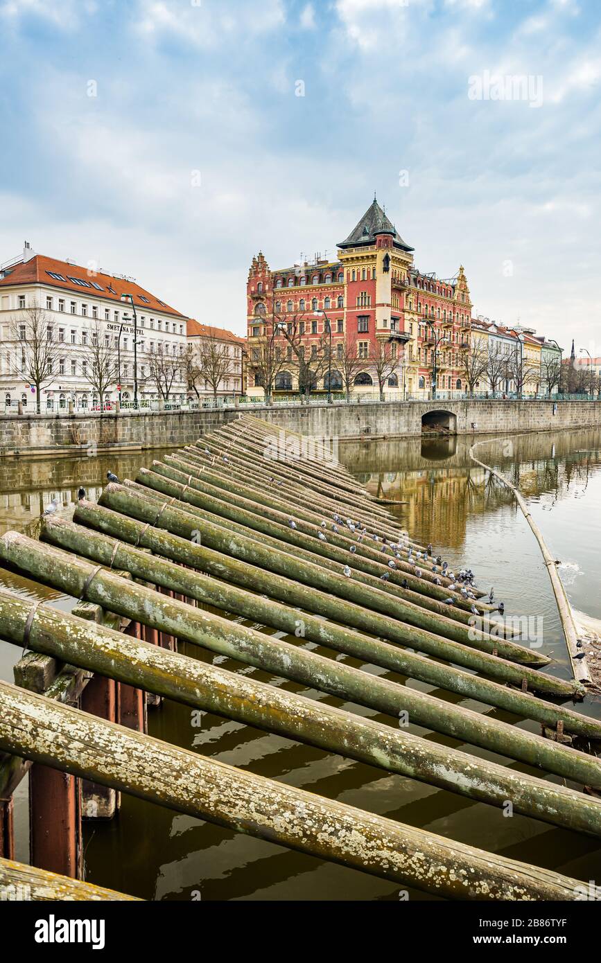 Prag, Tschechische republik - 19. März 2020. Smetanovo nabrezi - Smetana Riverbank während der Coronavirus-Krise und Reiseverbot ohne Touristen Stockfoto