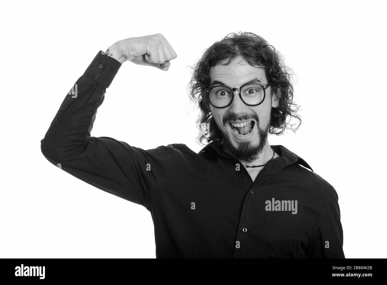 Glücklicher verrückter kaukasischer Mann, der sich beugt Stockfoto