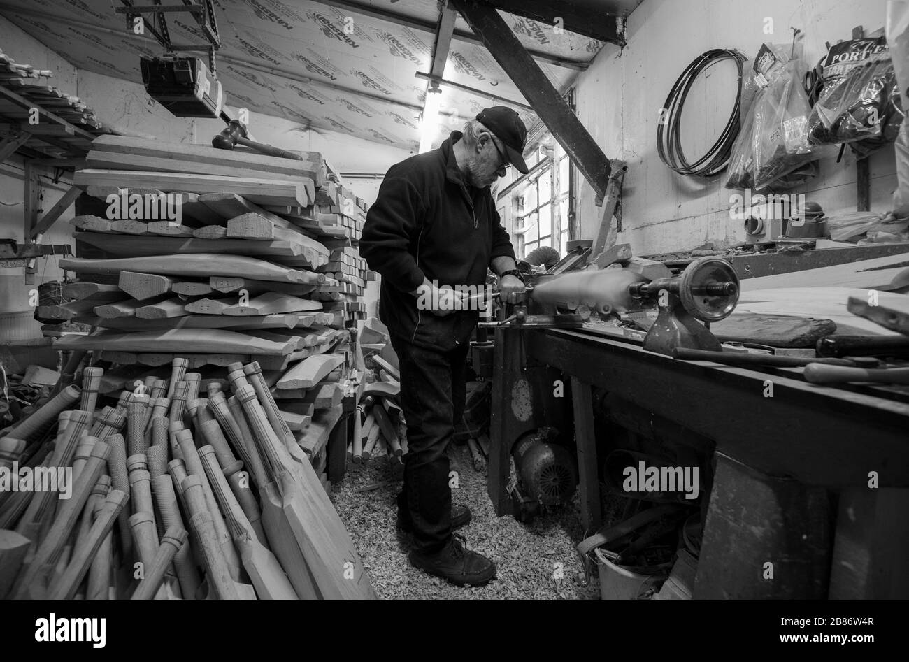 *BILD IN SCHWARZWEISS konvertiert* Batmaker Tony Sains basteln einen handgefertigten Cricketschläger in einem Workshop in Warsop Stebbing in East Hanningfield, Essex. Mit dem Beginn der Saison nur wenige Wochen entfernt, hat die EZB, das Leitungsorgan des Crickets, empfohlen, dass alle Formen des Freizeit-Crickets vorerst ausgesetzt sind. Stockfoto