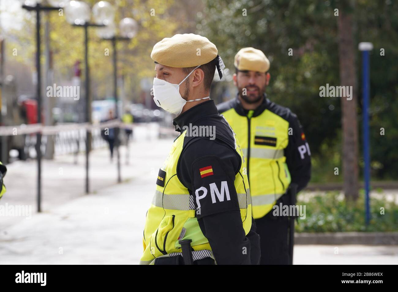 Spanische UME (Emergency Army Unit) Soldaten desinfizieren Gerichte der Plaza Castilla in Madrid, Freitag, 20. März 2020 Kredit: CORDON PRESS/Alamy Live News Stockfoto