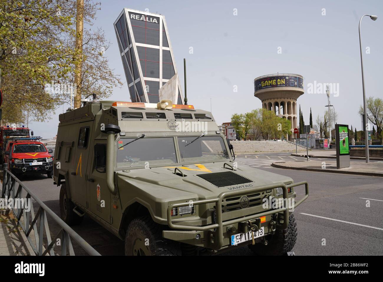 Spanische UME (Emergency Army Unit) Soldaten desinfizieren Gerichte der Plaza Castilla in Madrid, Freitag, 20. März 2020 Kredit: CORDON PRESS/Alamy Live News Stockfoto