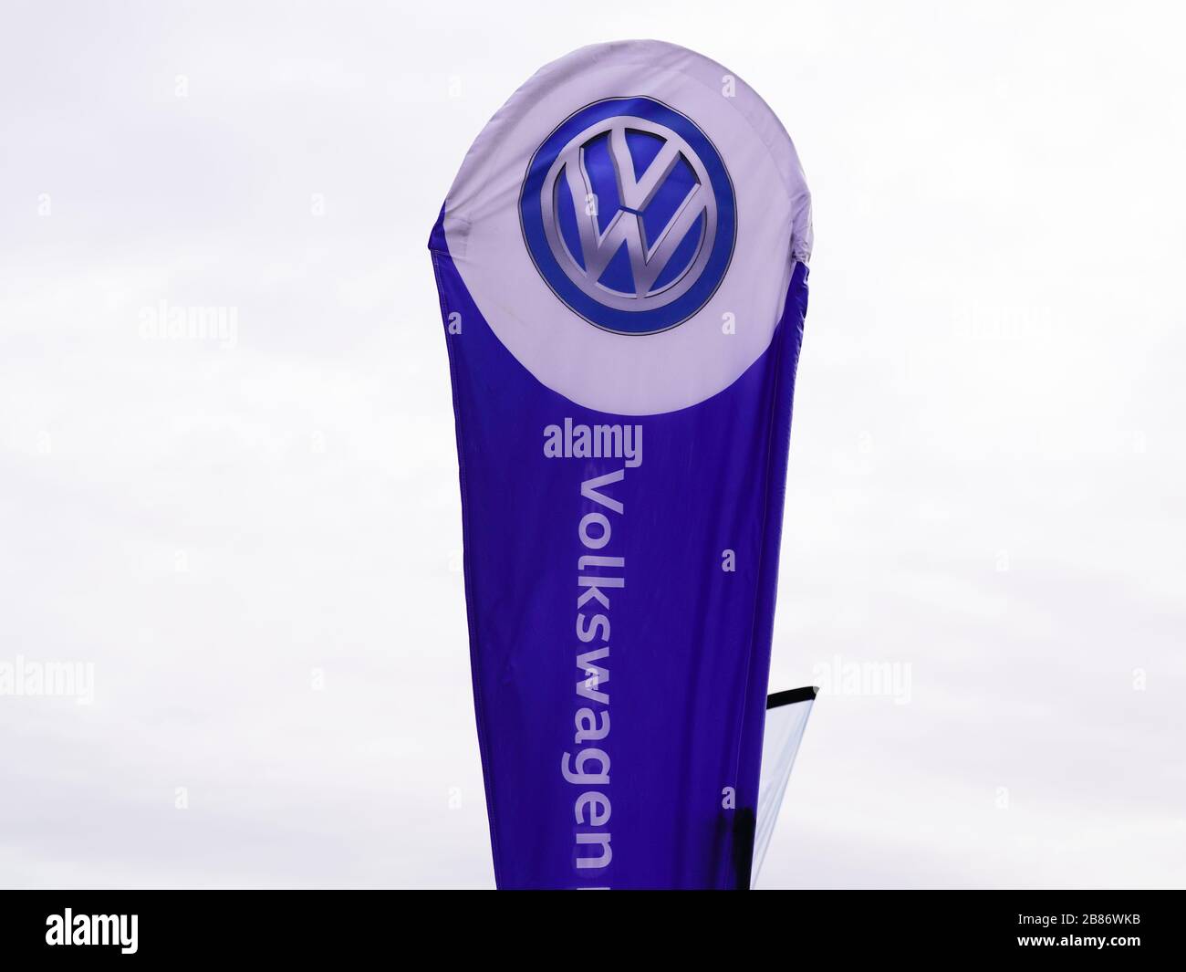 Bordeaux, Aquitanien / Frankreich - 01 15 2020: VW-Flaggenwagenladen in Dieselgate in Windrichtung Stockfoto