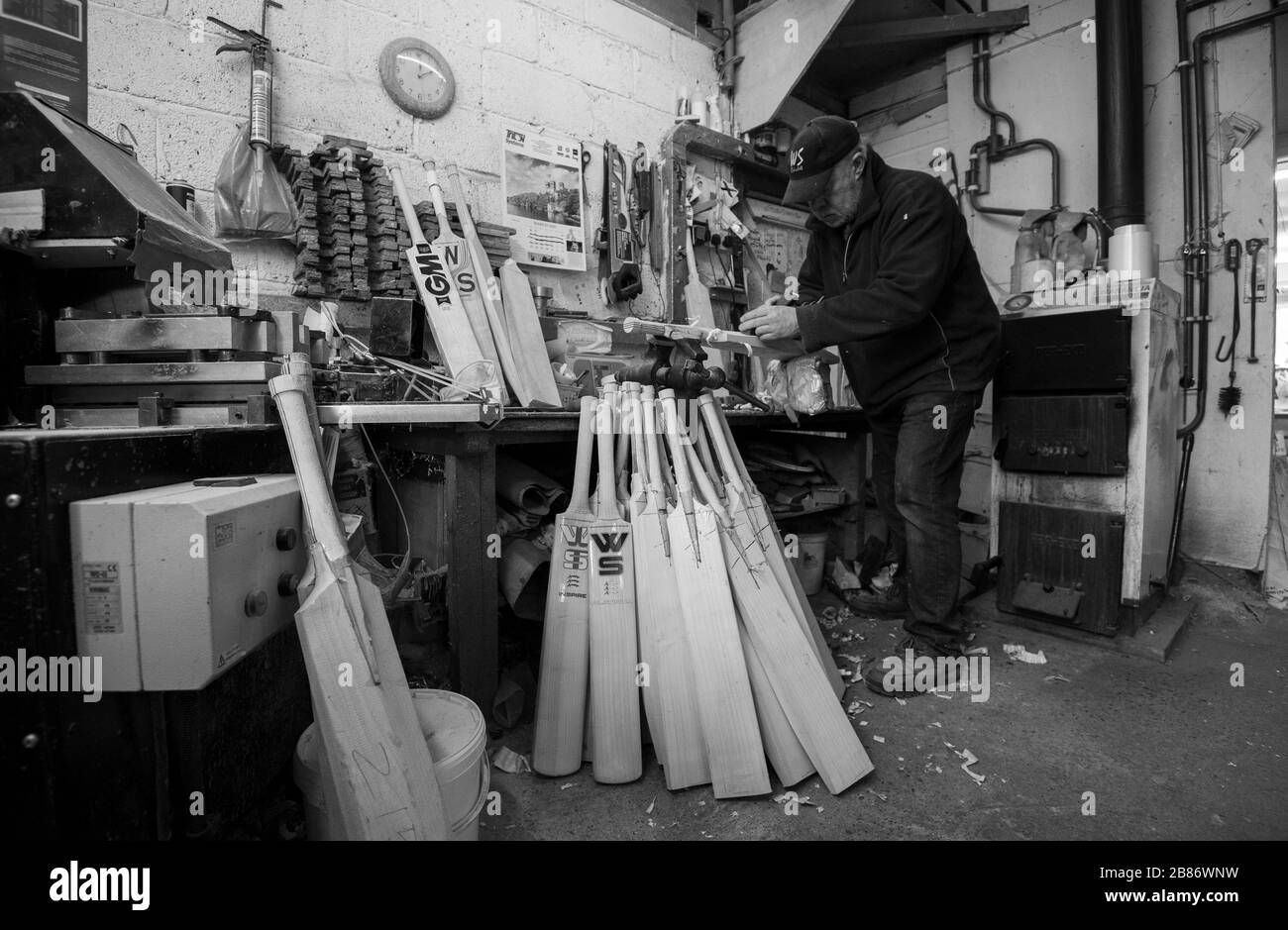 Batmaker Tony Sains basteln einen handgefertigten Cricket-Schläger in einem Workshop in Warsop Stebbing in East Hanningfield, Essex. Mit dem Beginn der Saison nur wenige Wochen entfernt, hat die EZB, das Leitungsorgan des Crickets, empfohlen, dass alle Formen des Freizeit-Crickets vorerst ausgesetzt sind. Stockfoto