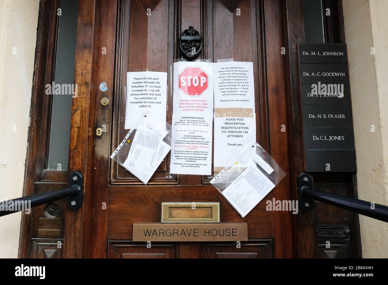 Hereford, Herefordshire, Großbritannien - Freitag, 20. März 2020 - der Eingang zu einer Arztoperation ist jetzt mit Warnzeichen in Bezug auf die Krise von Covid-19 Coronavirus bedeckt - Foto Steven May/Alamy Live News Stockfoto