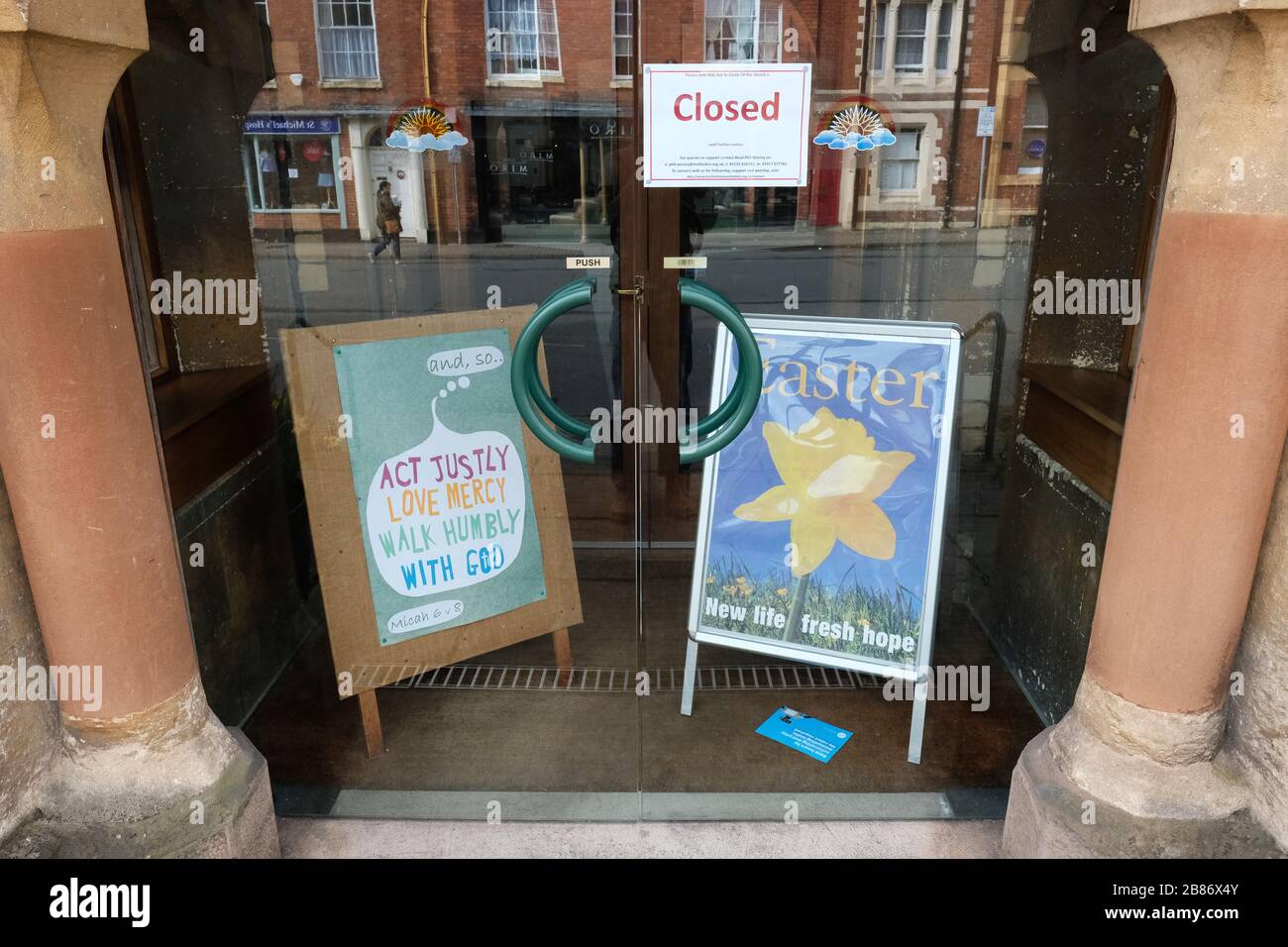 Hereford, Herefordshire, Großbritannien - Freitag, 20. März 2020 - EIN Schild am Eingang zur St Johns Methodist Church gibt an, dass es aufgrund von Covid-19 nun bis auf weiteres geschlossen ist, neben einem Plakat, das New Life - New Hope at Easter anbietet. Foto Steven May / Alamy Live News Stockfoto