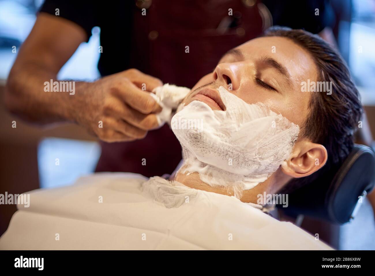 Rasierprozess der Bärte in Barbershop. Der Meister lässt den Kunden seinen  Bart mit einem geraden Rasiermesser rasieren. Arbeiten Sie im Barber Shop,  dem Prozess von Stockfotografie - Alamy