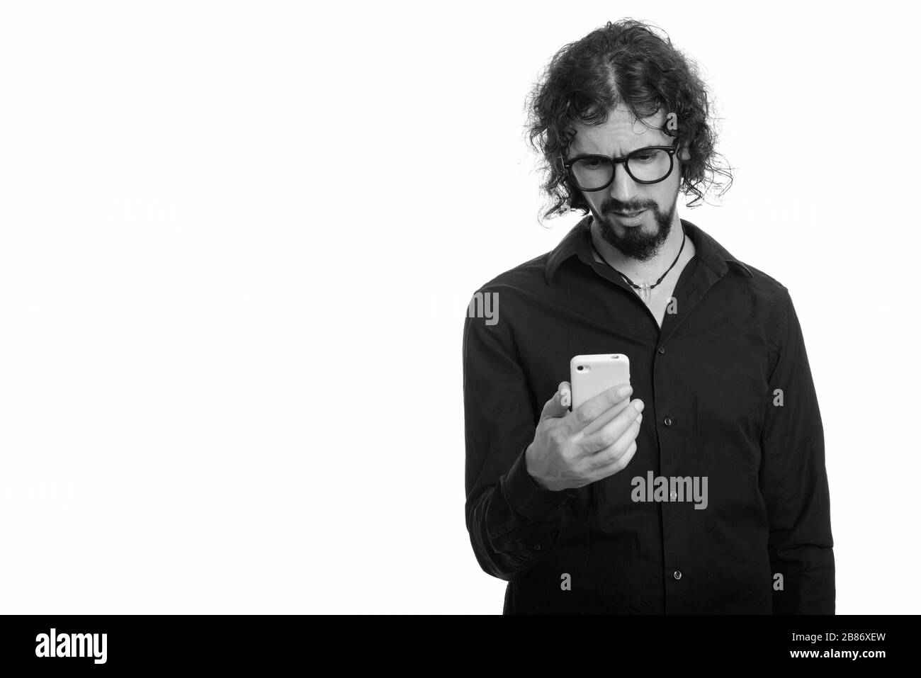 Stattlichen kaukasischen Mann mit Handy umgekippt suchen Stockfoto