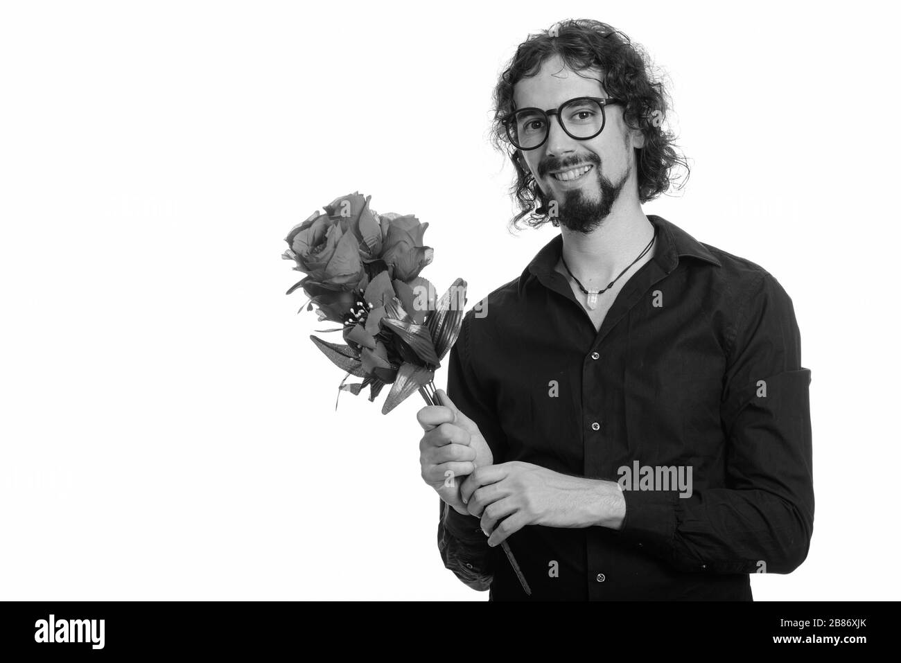Happy stattlichen kaukasischen Mann mit roten Rosen zum Valentinstag bereit Stockfoto