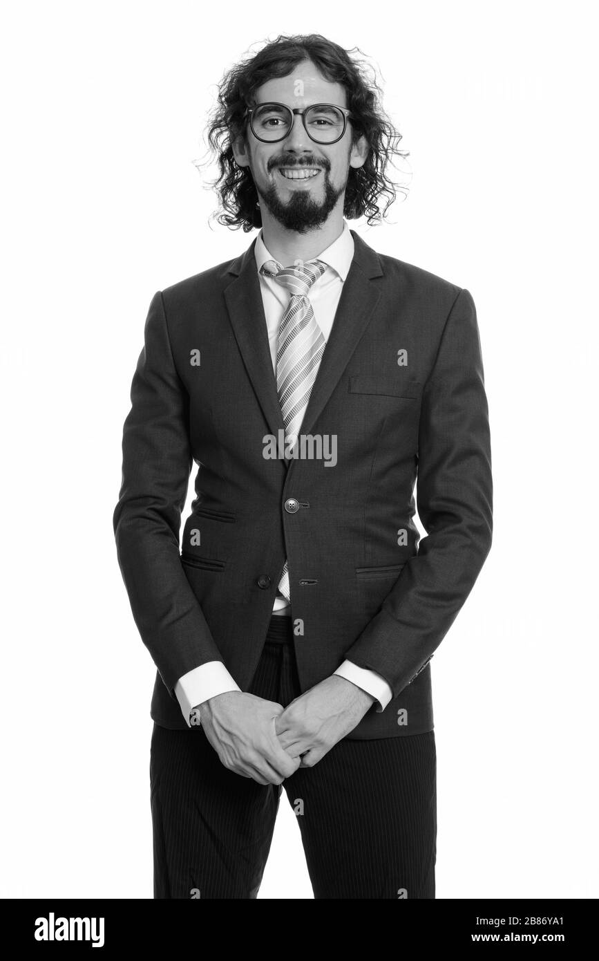 Porträt eines fröhlichen, gutaussehenden bärtigen Geschäftsmannes im Anzug lächelnd Stockfoto