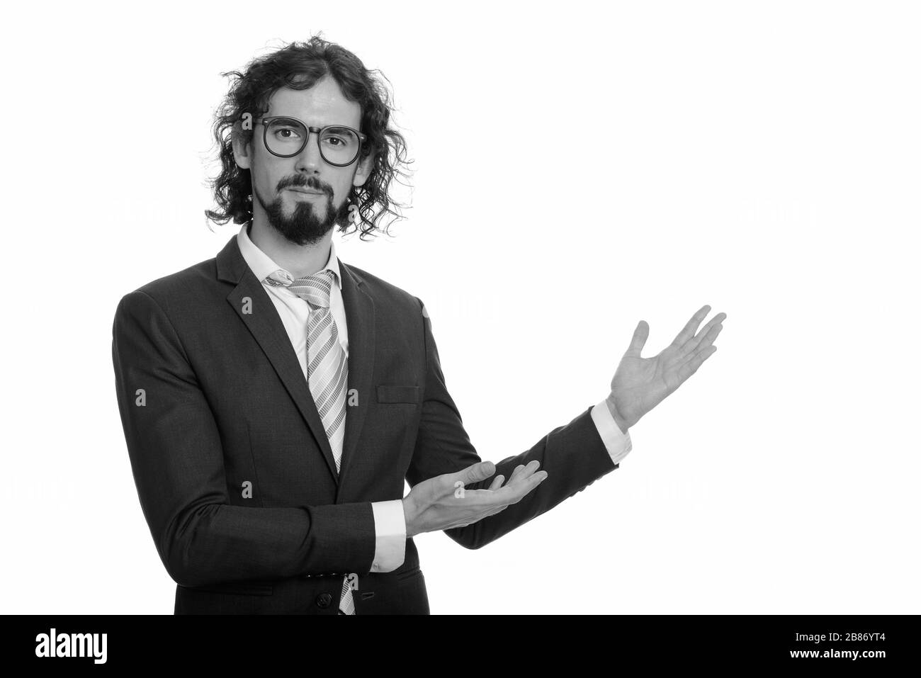 Gutaussehender kaukasischer Geschäftsmann, der etwas zeigt Stockfoto