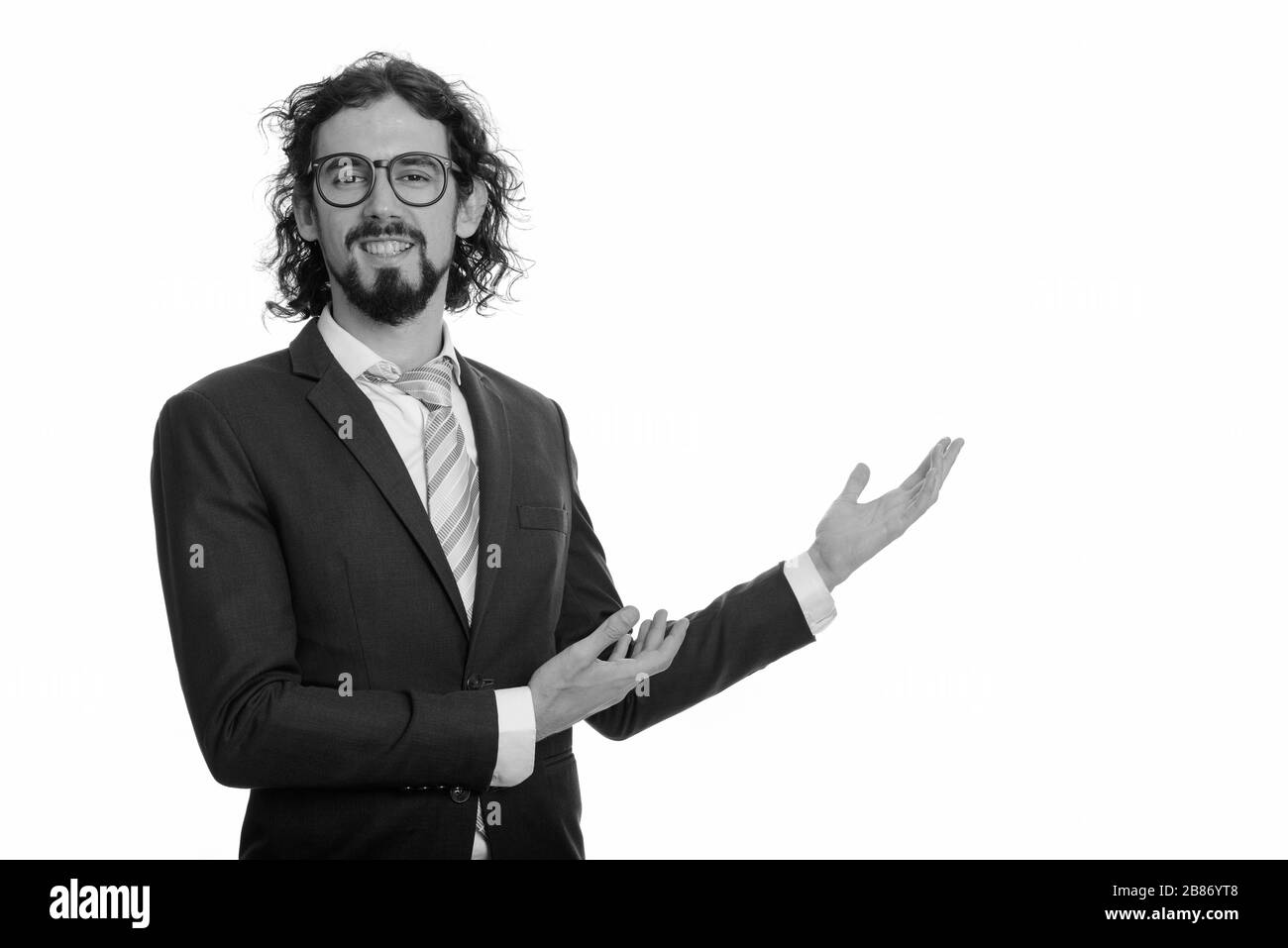 Fröhlicher, gutaussehender kaukasischer Geschäftsmann, der etwas zeigt Stockfoto