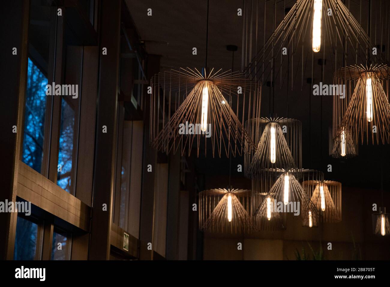 Drahtlüster in der Nähe von Fenstern. Moderne Lampenschirme aus Metall.  Lampen mit lang glühenden Glühbirnen. Geometrische Drahtformen in  verschiedenen Größen. Innen Stockfotografie - Alamy