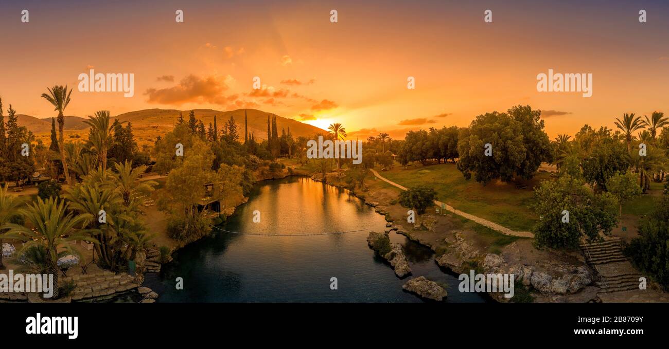 Herrlicher Sonnenuntergang über dem beliebten israelischen Hochspring Sachne oder Gan haShlosha in der Nähe von Kibbutz NIR Davir in Emek Yisrael mit farbenfrohem Himmel Stockfoto