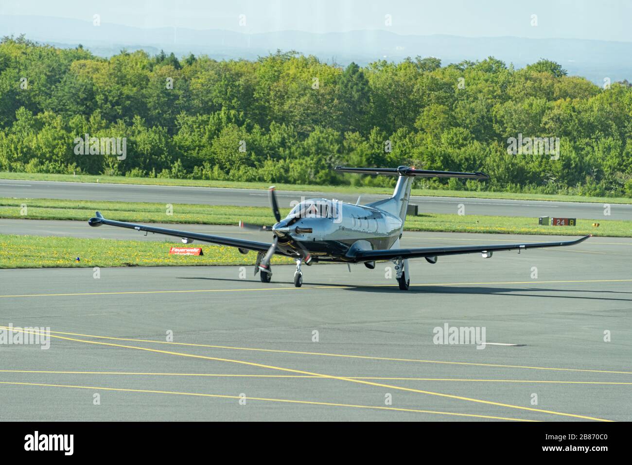 DE, Nordrhein-Westfalen - April 2018: In Privatbesitz befindlicher Zwilling Propeller PILATUS Eagle, Taxis nach der Landung auf dem Flugplatz Paderborn Stockfoto