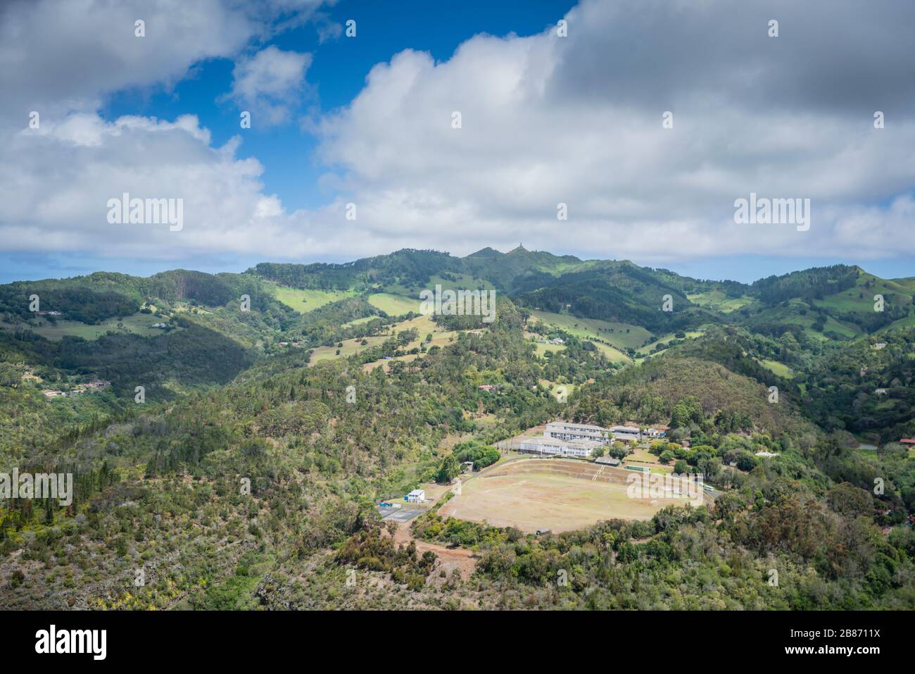 Die Hügel, Berge und Geografie der Insel St. Helena mit der Prince Andrew High School Stockfoto