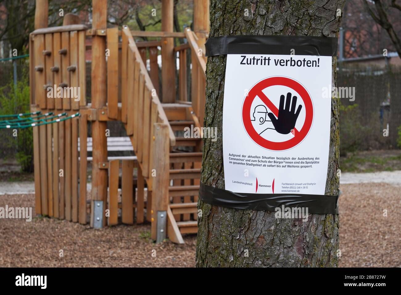 Hannover, Deutschland - 20. März 2020: Geschlossener Spielplatz mit Zutritt verbotenem - also kein Eintrag auf Deutsch - Verbotsschild als soziale Distanzierungsmaßnahme während der Corona-Epidemie-Krise Stockfoto