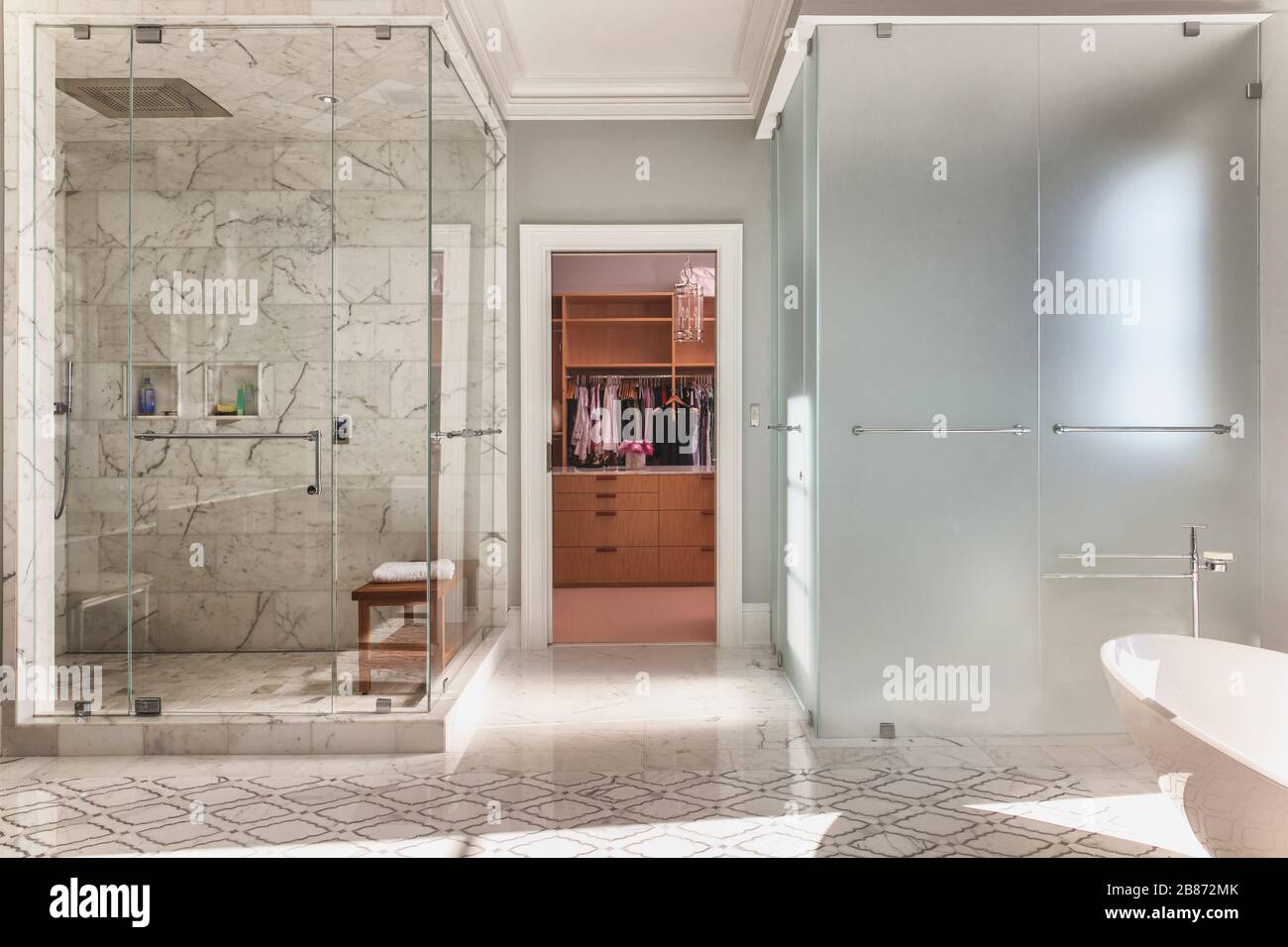 Großes modernes Master-Badezimmer Stockfoto