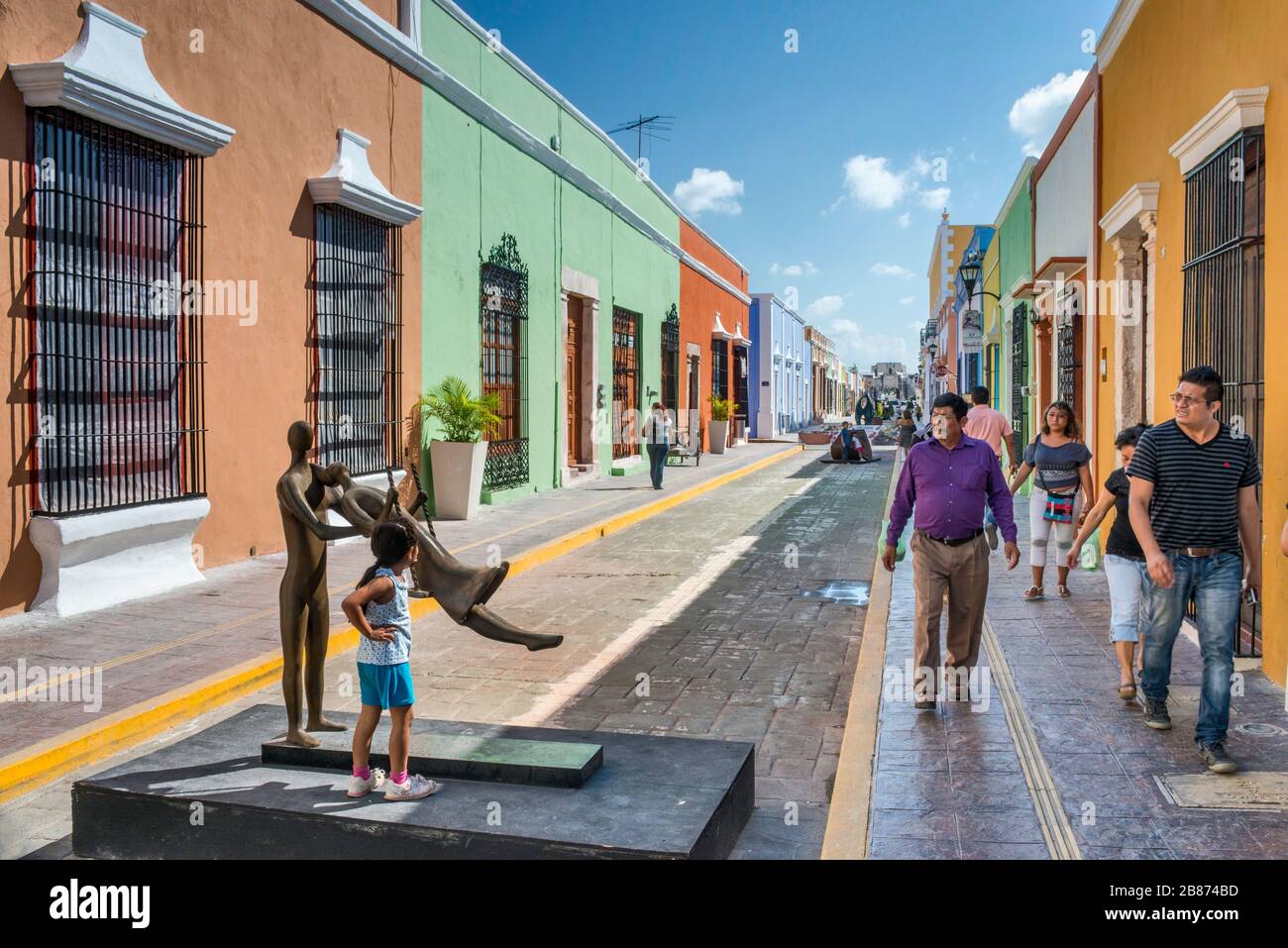 Spanische Kolonialhäuser, Skulpturen von Almanzor, Straßenkunst in der Fußgängerzone Calle 59 in Campeche, Yucatan-Halbinsel, Mexiko Stockfoto