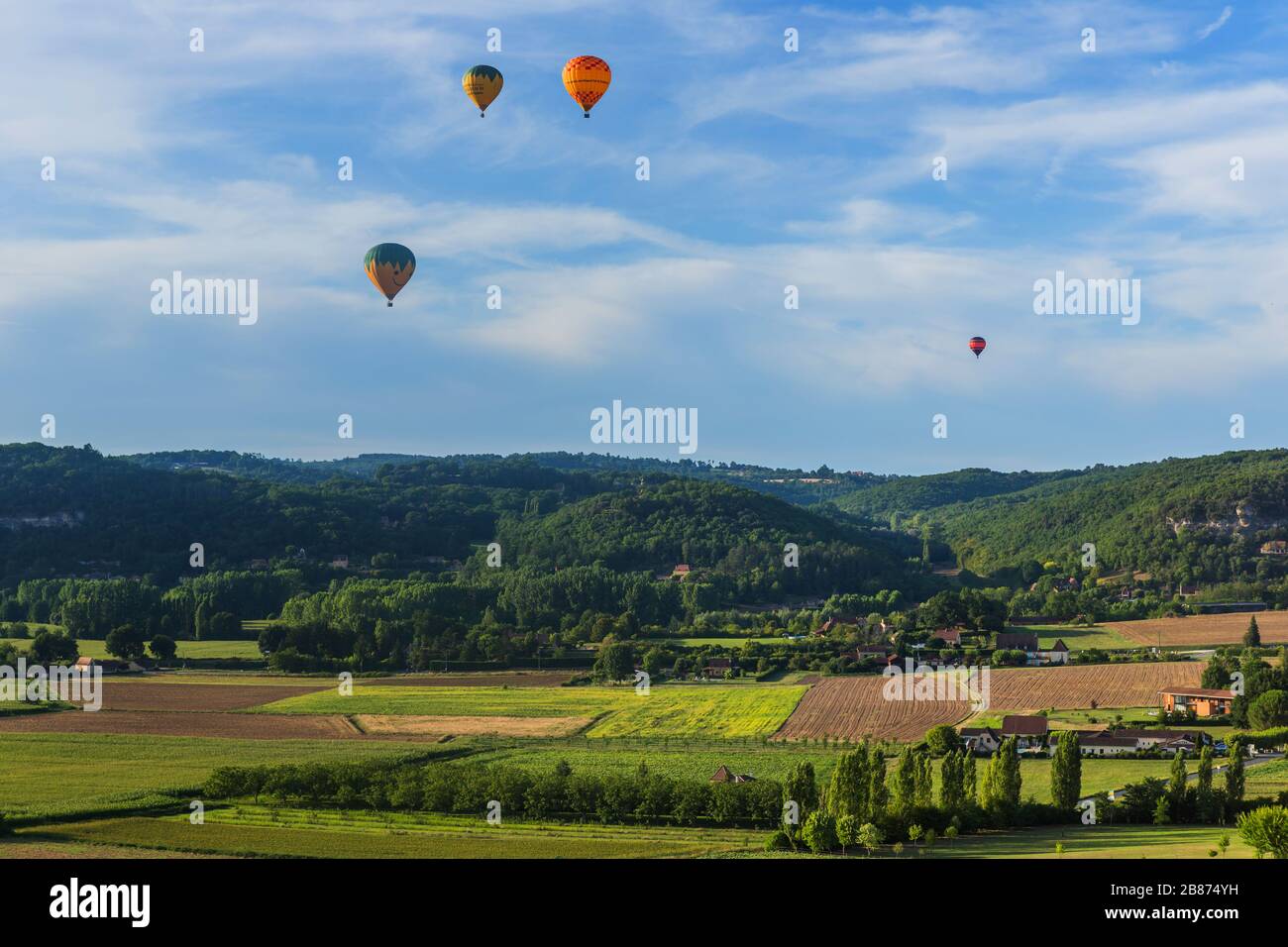 Beynac et Cazenac, Dordogne, Frankreich: 13. August 2019: Heißluftballone fliegen über der Dordogne im Südwesten Frankreichs Stockfoto