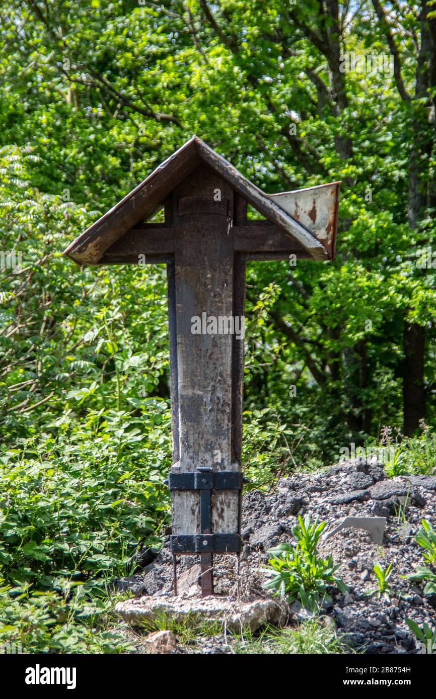 Holz- große Kirche Kreuz in bewaldeten Gelände Stockfoto