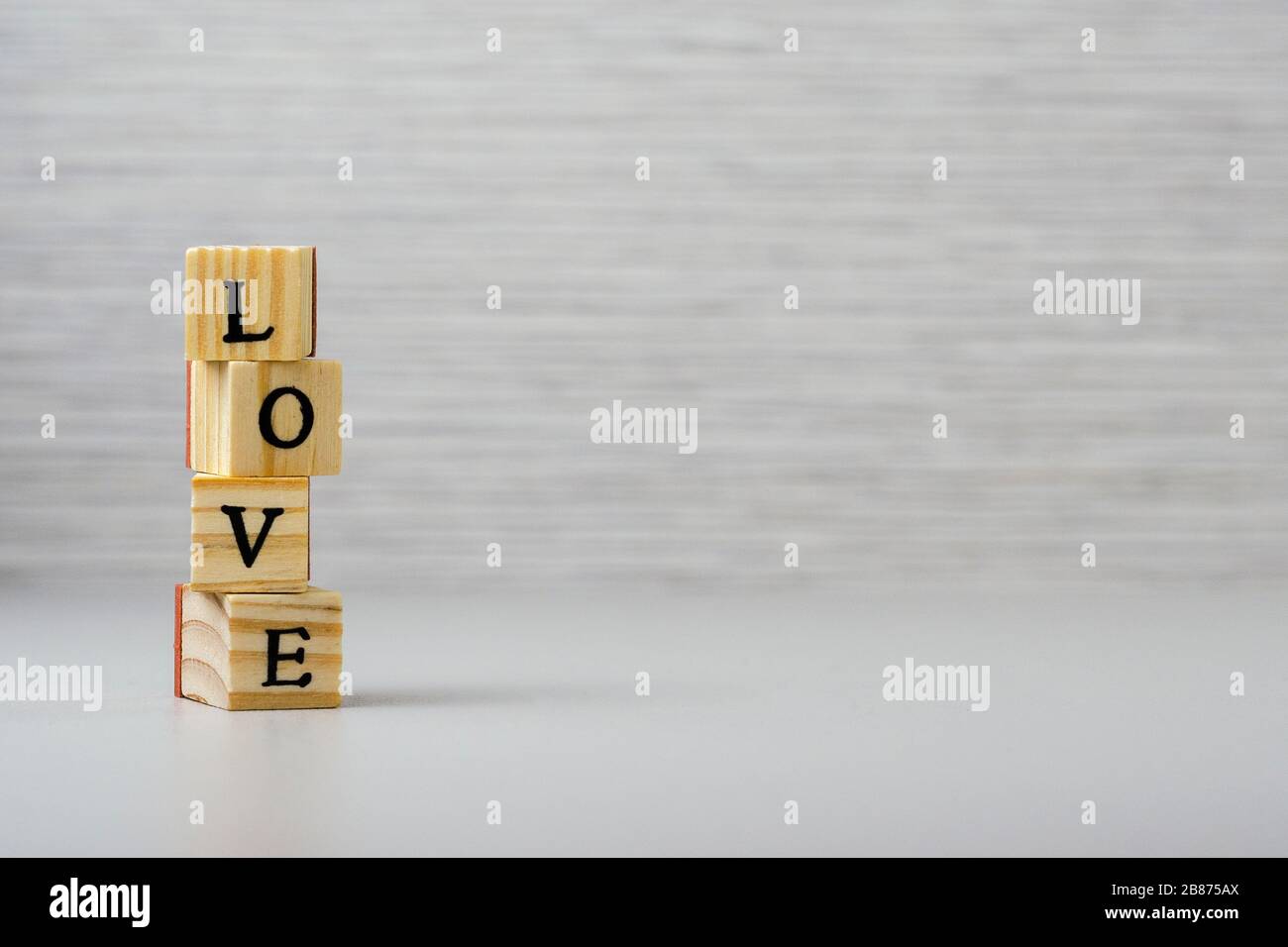 Wortliebe aus Buchstaben auf Holzwürfeln 2 Stockfoto