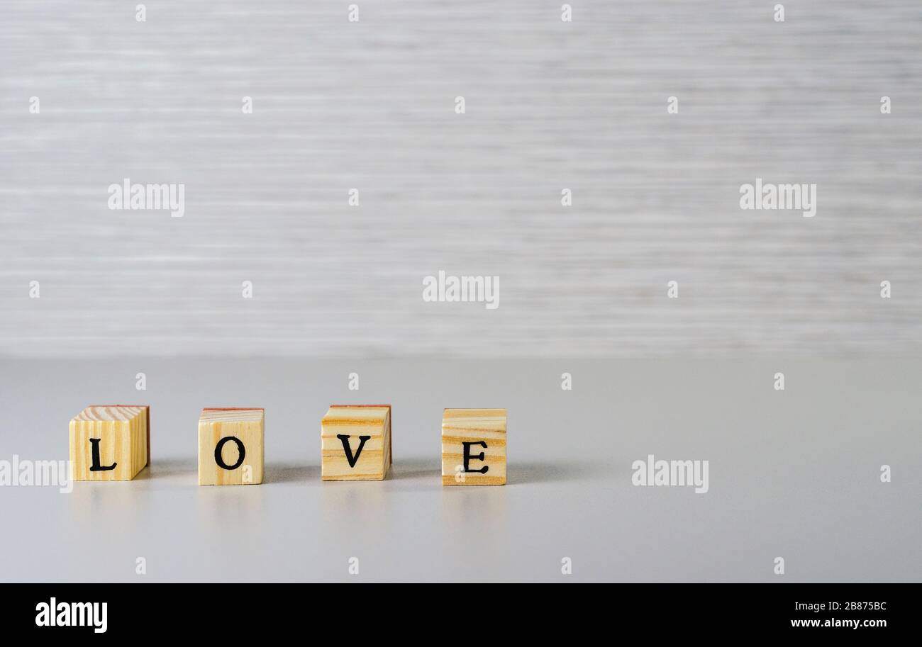 Wortliebe aus Buchstaben auf Holzwürfeln Stockfoto