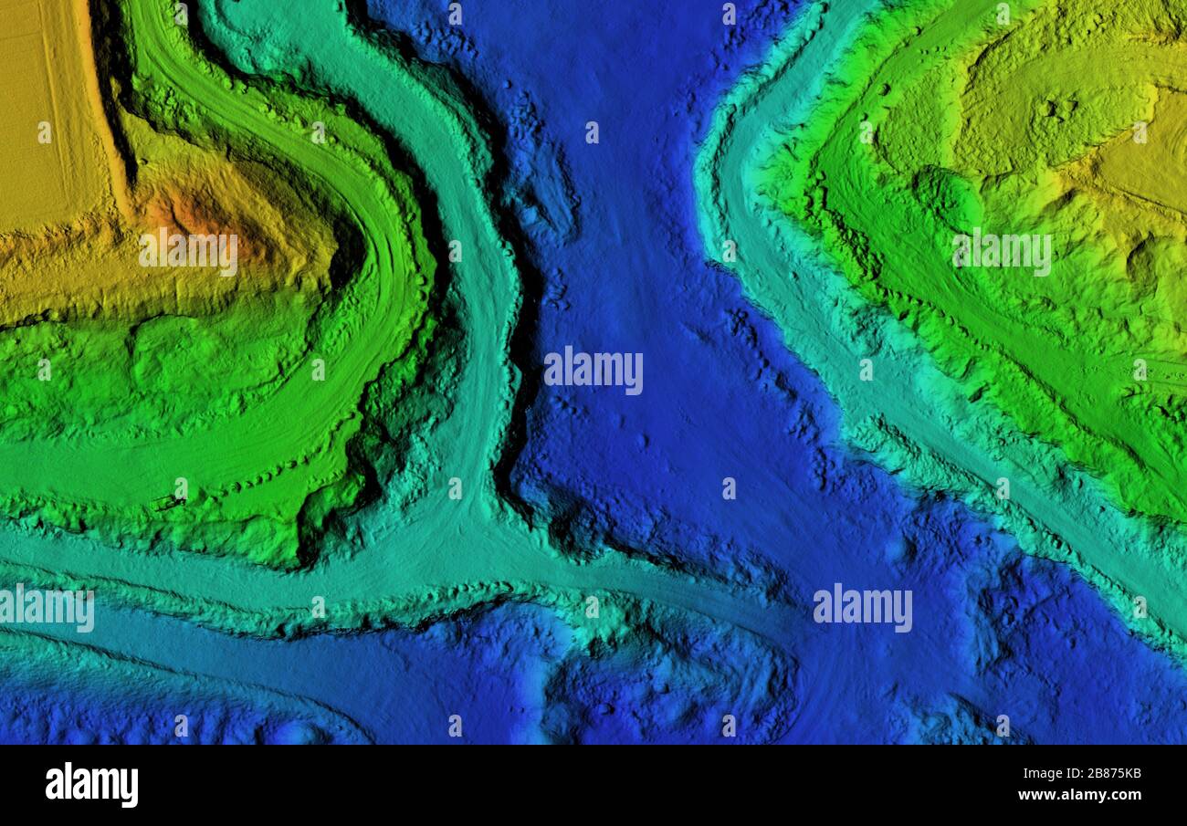 DEM - digitales Höhenmodell. GIS-Produkt, das nach der Beschaffung von Bildern von einer Drohne gemacht wurde. Es zeigt Ausgrabungsstätte mit steilen Felswänden Stockfoto