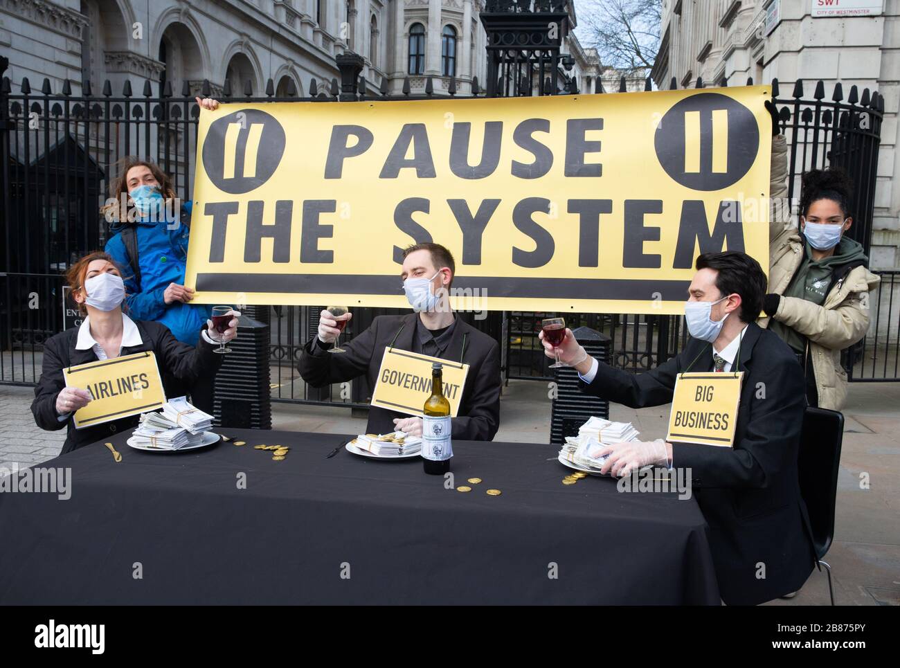 Mitglieder der Gruppe "Pause the System" versammeln sich vor den Toren der Downing Street. Sie fordern einen vollständigen nationalen Lockdown. Stockfoto