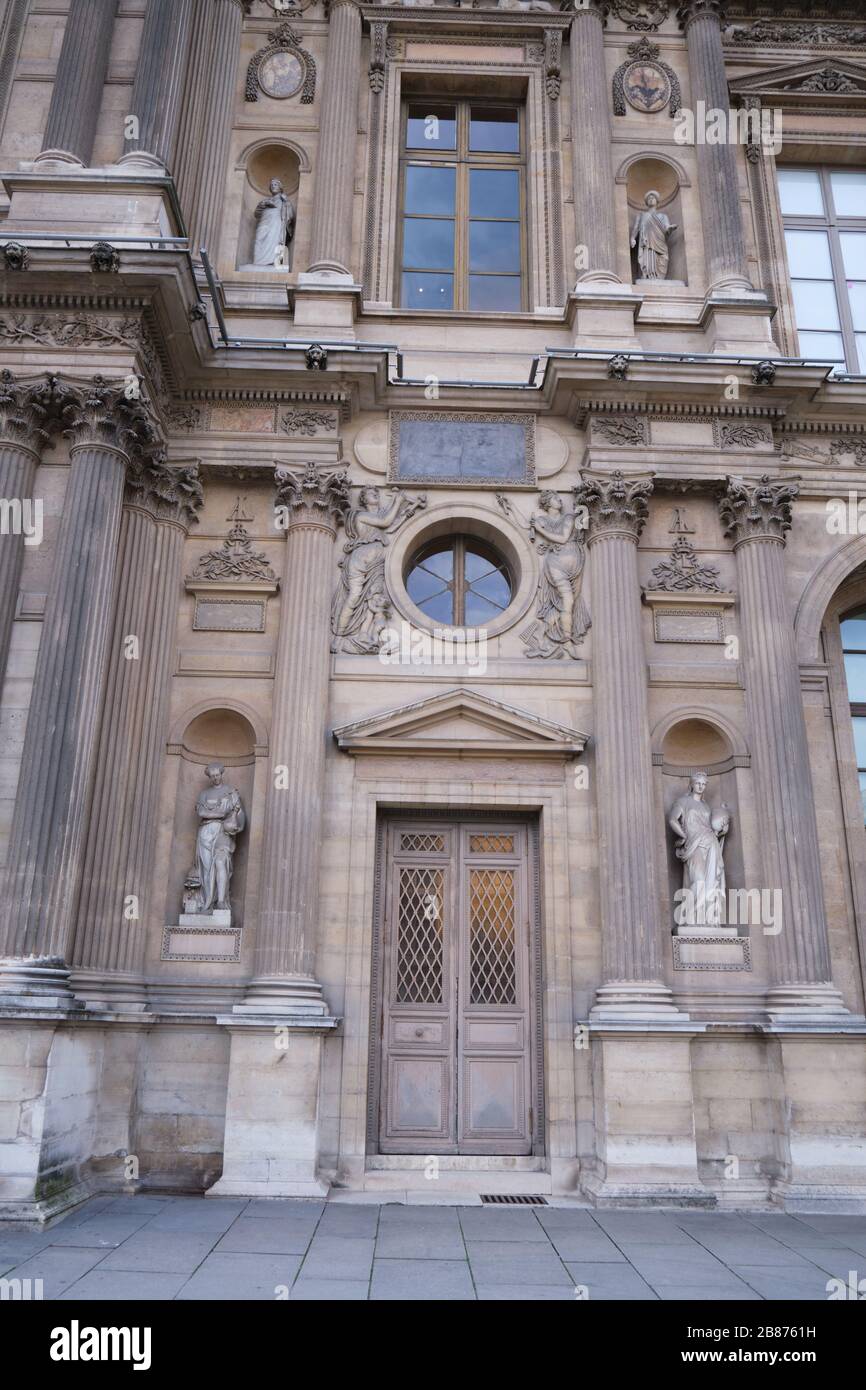 Tür und Statuen des Lemercier Flügels (Louvre) Stockfoto