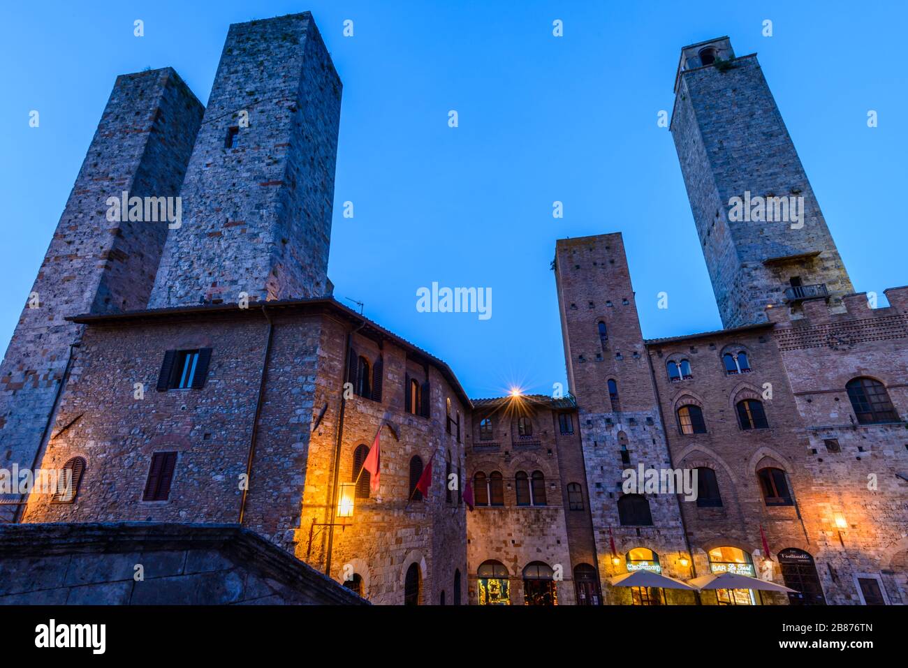 San Gimignano, Toskana: Die Salvucci-Türme (Torri dei Salvucci), Palazzo Vecchio del Podestà, Torre Rognosa und andere Gebäude auf der Piazza del Duomo. Stockfoto