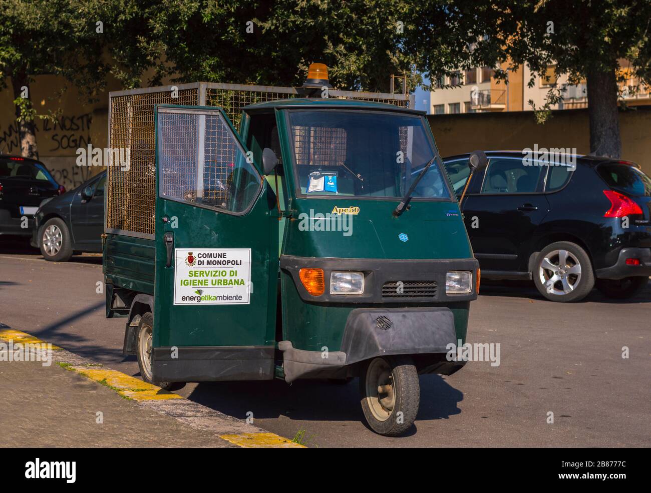 MONOPOLI, ITALIEN - 18. FEBRUAR 2020: ape-Auto des "städtischen Hygienedienstes" der Gemeinde Monopol Stockfoto