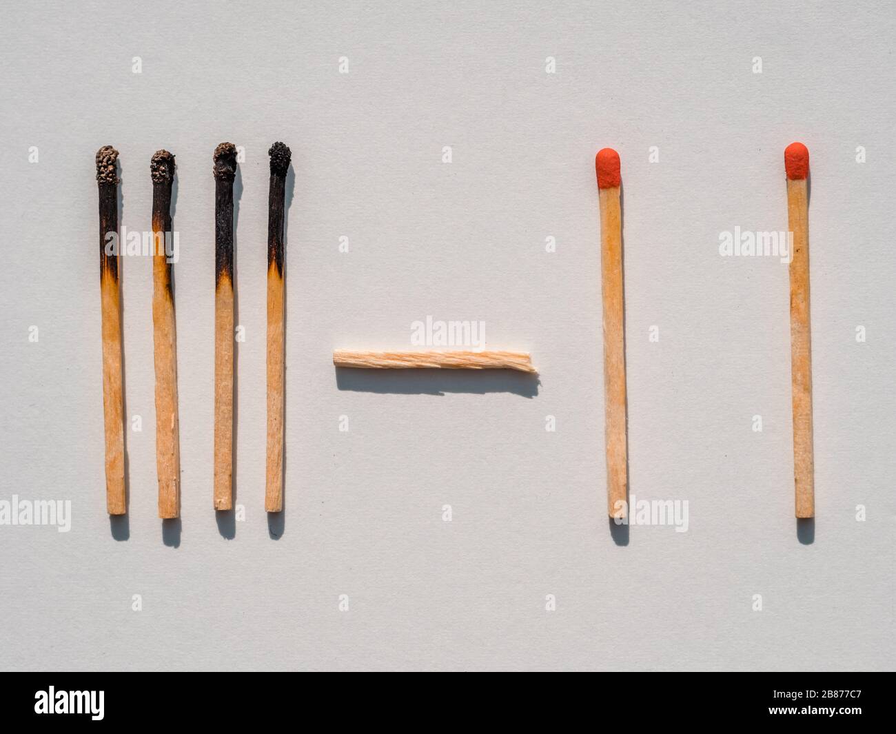 Das Konzept der sozialen Distanzierung zeigt, wie es die Ausbreitung der Corona-Virus-Pandemie stoppen kann. Spielsteinkonzept zur Veranschaulichung der epidemischen Sicherheit. Halten Sie das distan Stockfoto