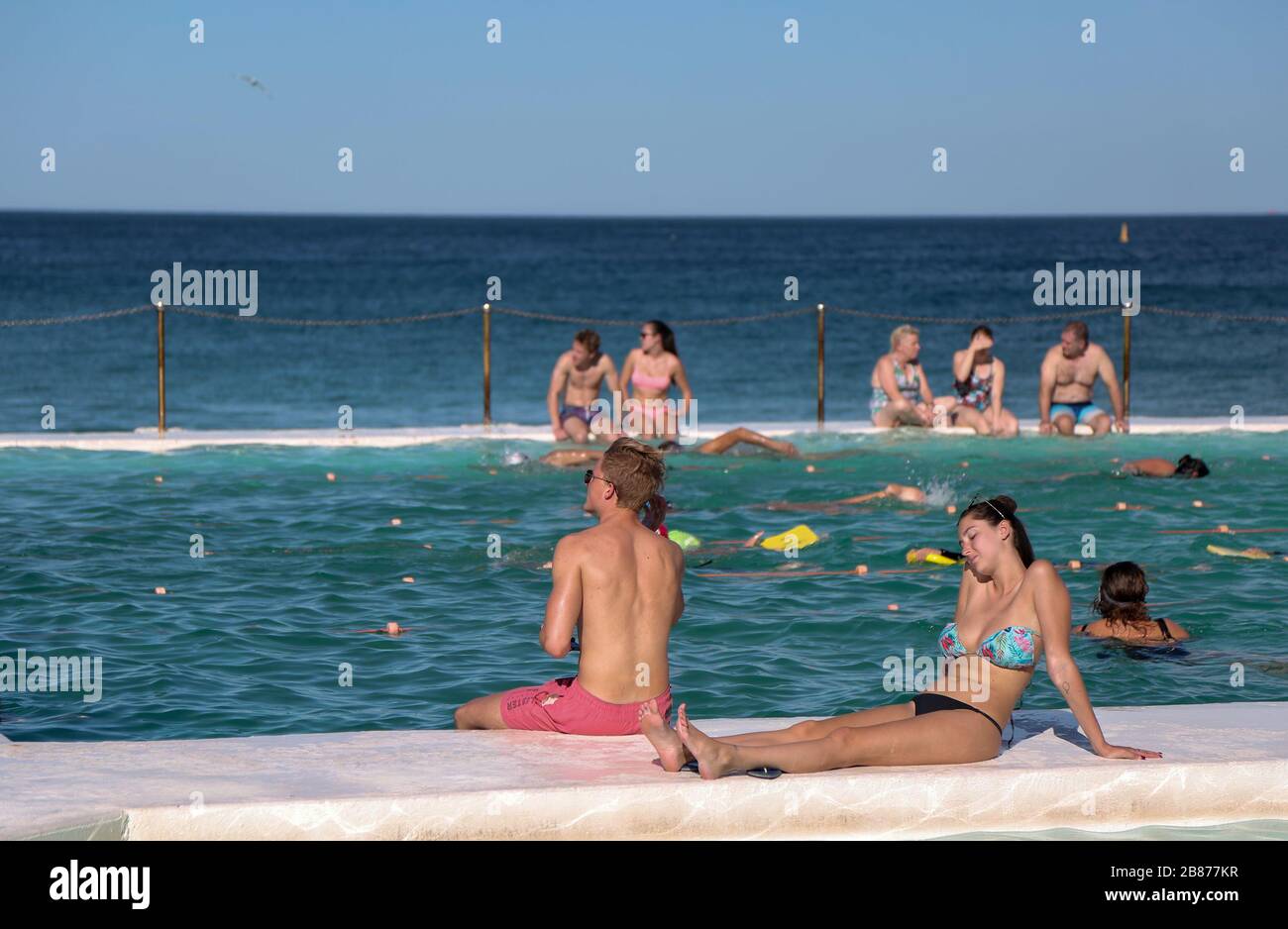 Sydney, Australien. März 2020. Strandgänger genießen einen sonnigen Tag am Bondi Beach, trotz wachsender Bedenken hinsichtlich der Ausbreitung der Coronavirus-Krankheit (COVID-19) in Sydney, Australien, 20. März 2020. Kredit: Bai Xuefei/Xinhua/Alamy Live News Stockfoto