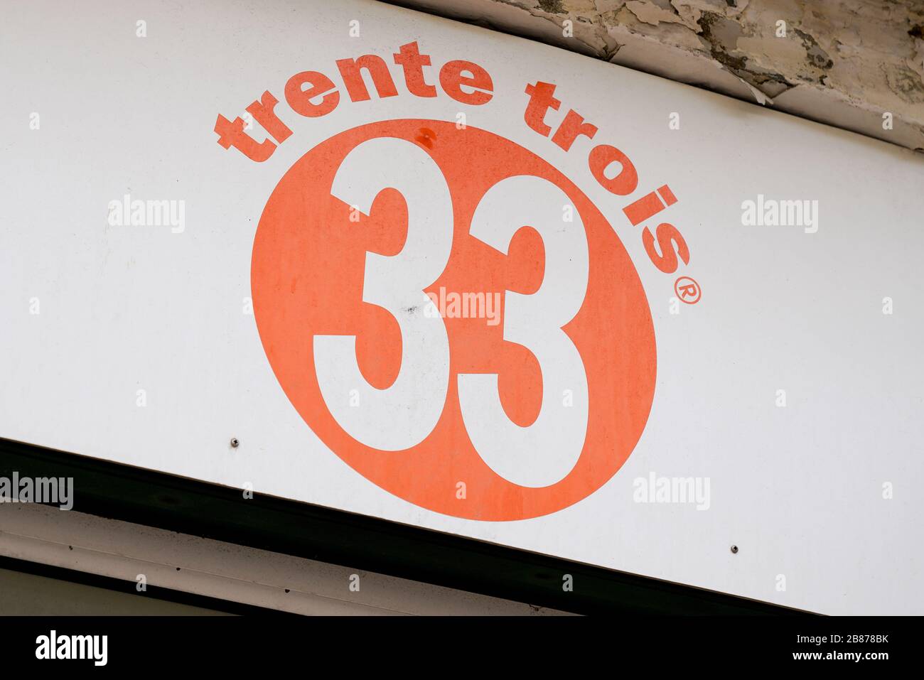 Bordeaux, Aquitanien/Frankreich - 03 07 2020: 33 Trendetrois Logo Zeichen Shop Mode Marke Shop Kleidung in der gironde frankreich Stockfoto