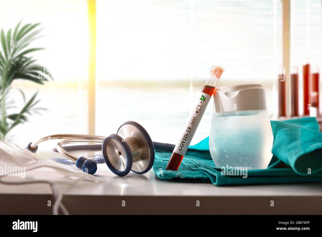 Negative Blutprobe des Coronavirus im Reagenzglas auf dem Tisch im Krankenhausraum. Vorderansicht. Stockfoto