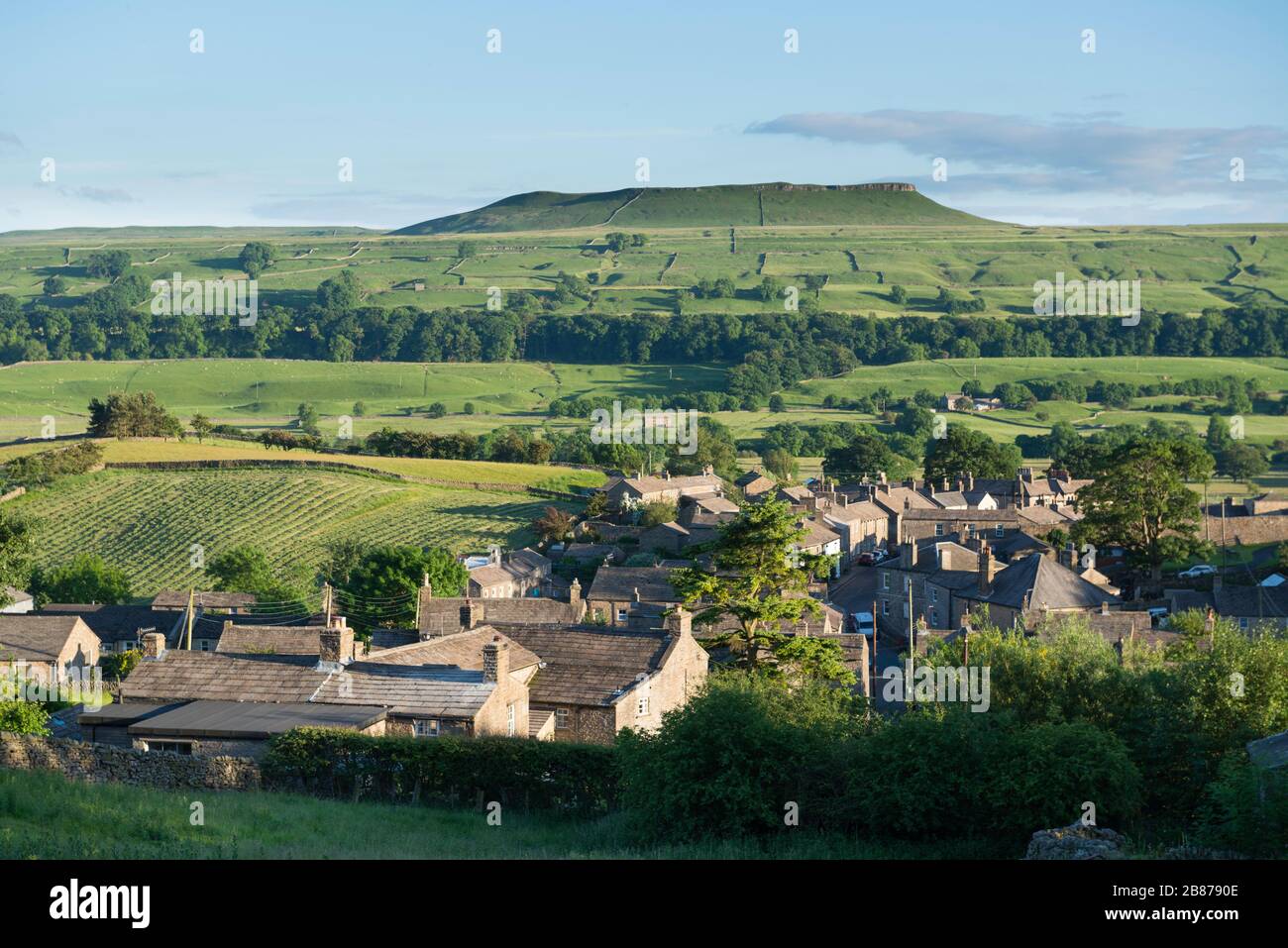 Ein Blick auf Wensleydale, der über das Dorf "Yorkshire Dales" von Askrigg in Richtung "Addlebrough Hill" blickt Stockfoto