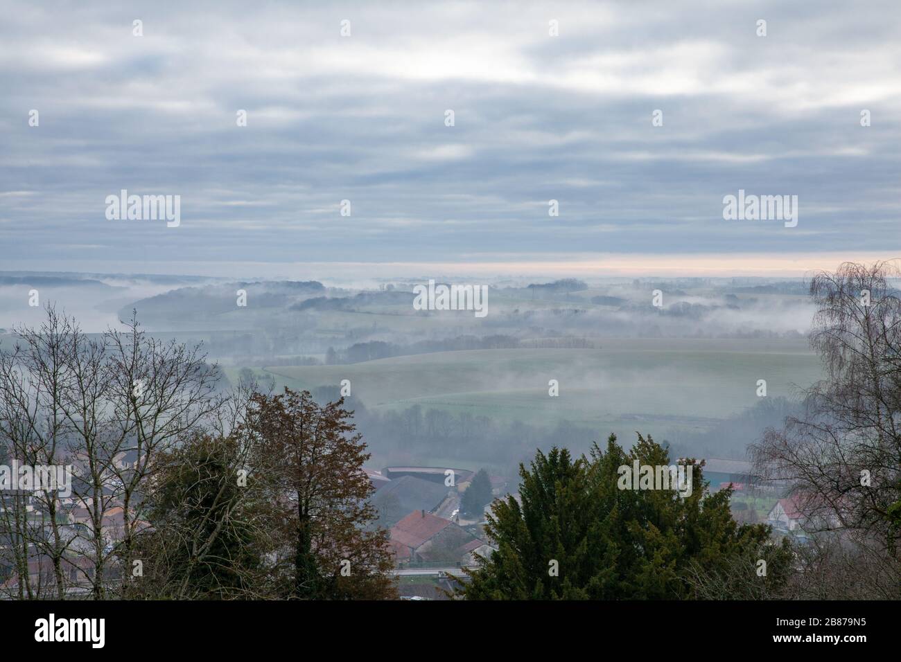 Foggy Panoramaaussicht in Langres France Travel Europe Stockfoto