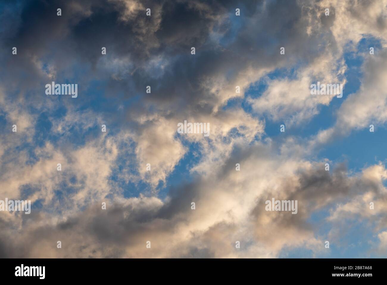 Dramatische Himmelswolken zeigen Texturhintergrund an. Sonnenuntergang hoch malerisch bewölkt blau Blick auf den Himmel Stockfoto