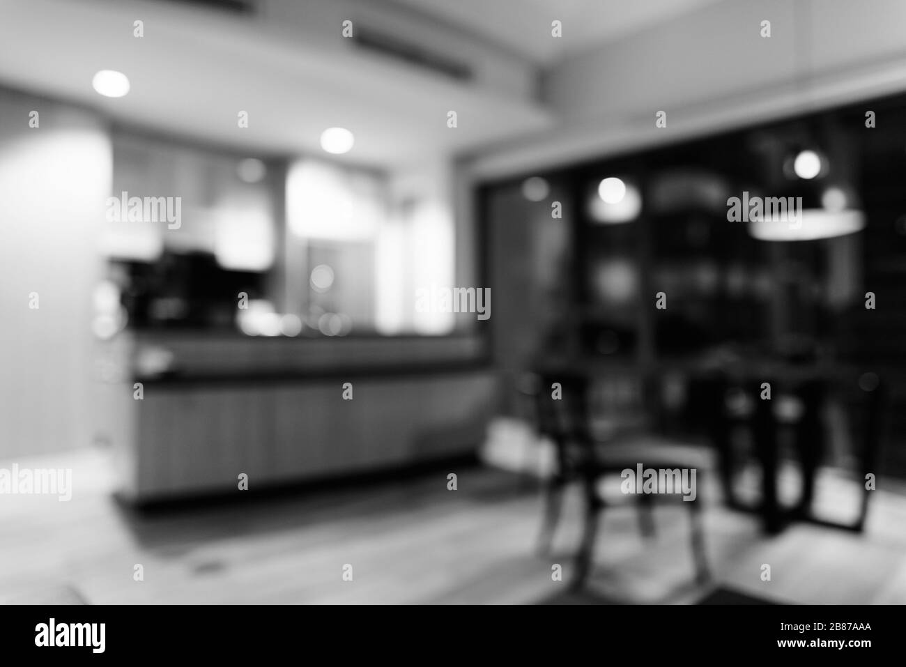 Verschwommene Luxuriöse Holz- Und Saubere, Moderne Küche Mit Glastheke Stockfoto