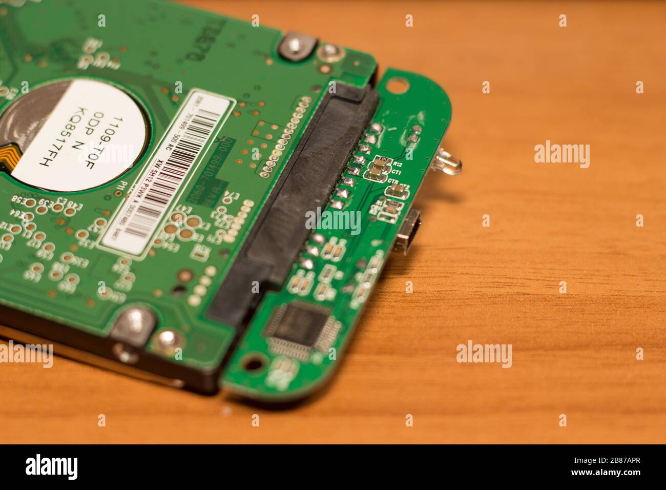 Nahansicht einer internen Festplatte eines Notebooks, das an eine externe usb-Box angeschlossen ist Stockfoto