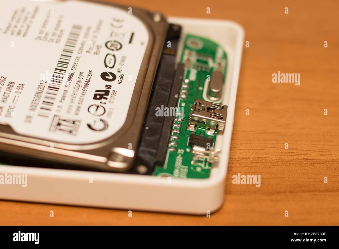 Nahansicht einer internen Festplatte eines Notebooks, das an eine externe usb-Box angeschlossen ist Stockfoto